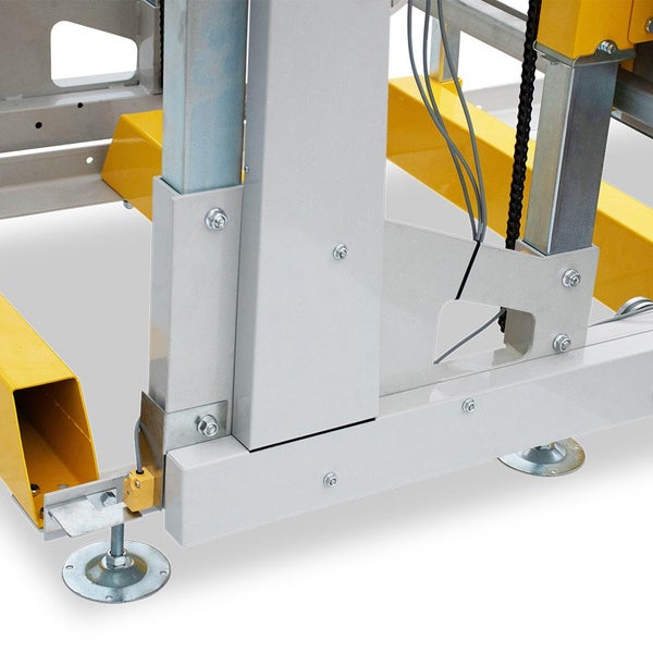 Detailansicht einer Metallkonstruktion mit Schrauben und Kettenzug