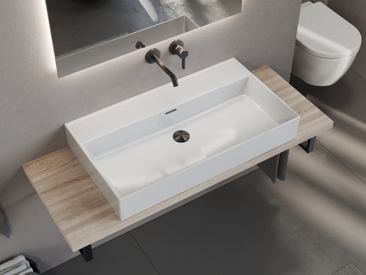 Modernes, organisiertes Badezimmer mit weißem Keramik-Aufsatzwaschbecken auf Holzkonsole, dunkler Wandarmatur, hinterleuchtetem Spiegel und Wand-WC.