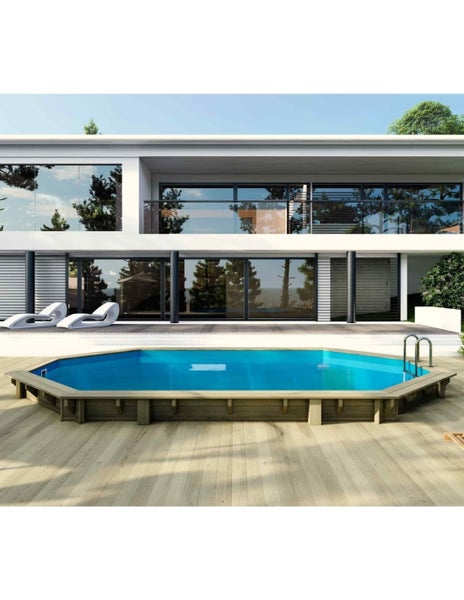 Achteckiger Holzpool mit Leiter vor modernem Haus