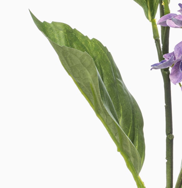Künstlicher Fliederzweig mit violetten Blüten und grünen Blättern.