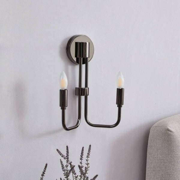 Wandleuchte mit zwei Leuchtenarmen und Leuchtmitteln