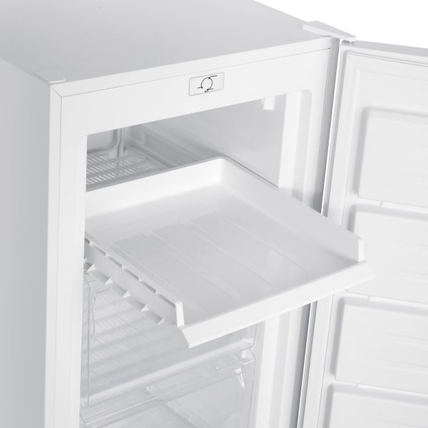 Innenansicht eines Gefrierschranks mit offener Tür und herausgezogener Schublade