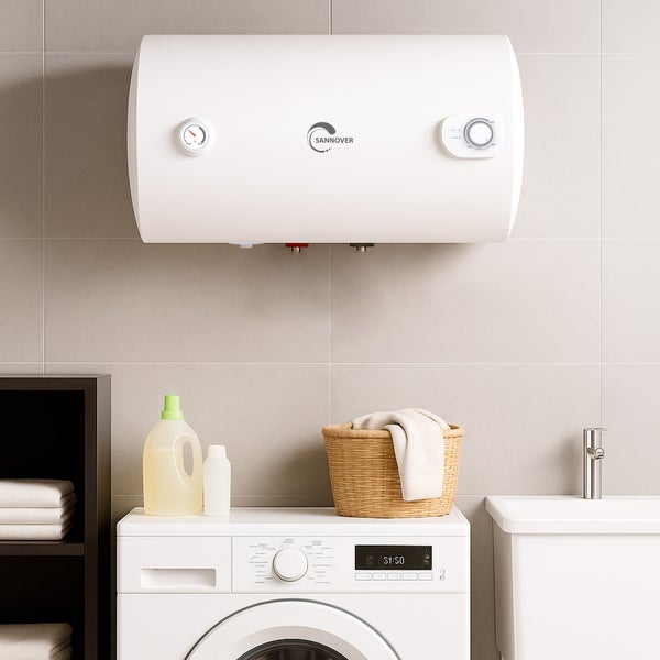 Horizontaler Sannover Warmwasserspeicher mit Sannover Logo, Temperaturanzeige und Drehregler über einer Waschmaschine an einer Fliesenwand.