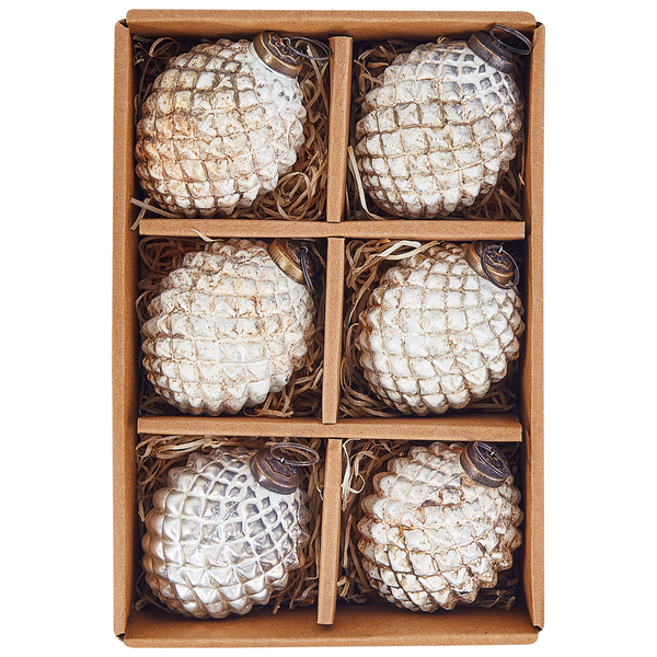 Set aus sechs Weihnachtskugeln in Tannenzapfenform in einem Karton mit Holzwolle