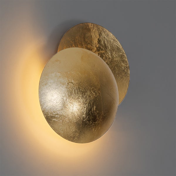 Goldfarbene runde Wandleuchte als Dekoration