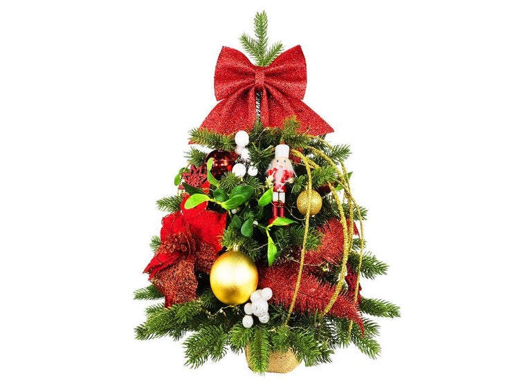 Künstlicher Weihnachtsbaum im Jutesack mit festlichem Schmuck, Nussknacker, Schleife und Weihnachtskugeln für die Tischdekoration.