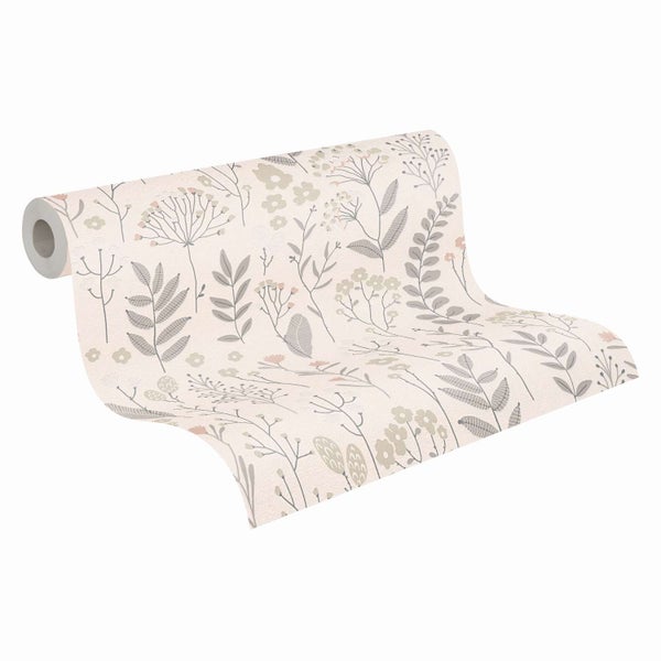 Eine Vliestapete auf der Rolle mit einem feinen floralen Muster aus Wiesenblumen und Gräsern im skandinavischen Stil.