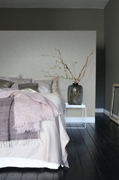 Schlafzimmer mit Bett, Nachttisch und dekorativer Tapete für eine gemütliche Atmosphäre