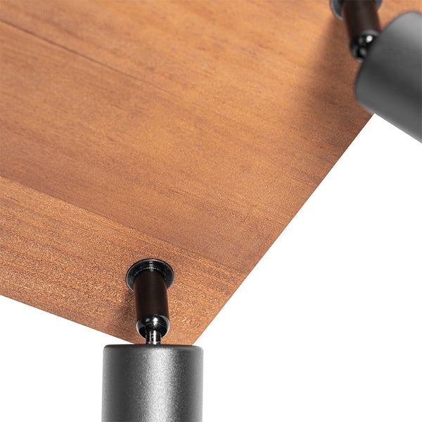 Detailansicht einer Holzplatte mit schwarzer Halterung