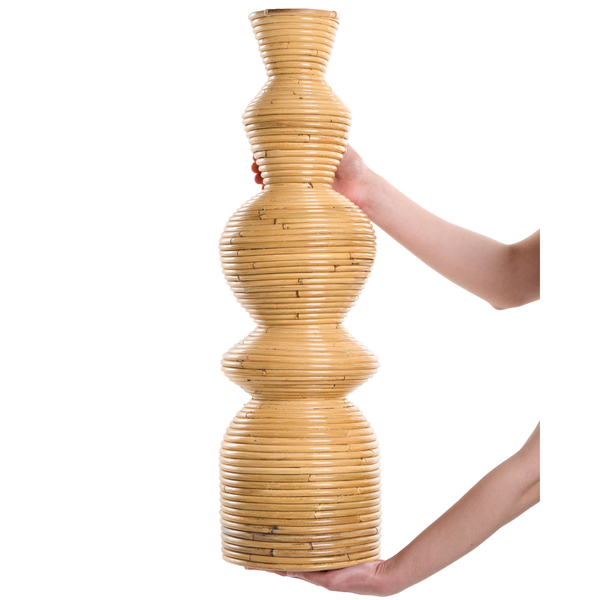 Hohe, skulpturale Vase aus gewickelten Bambusringen im natürlichen Design, gehalten von zwei Händen zur Veranschaulichung der Größe.