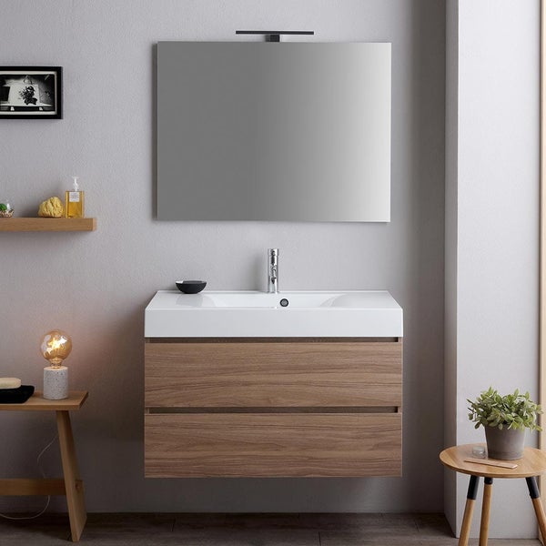 Modernes Badezimmer mit Waschtischunterschrank, Spiegel und Beleuchtung.