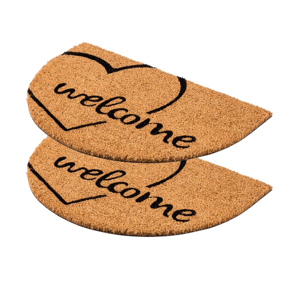 Zwei fußförmige Fußmatten aus Kokosfaser mit der Aufschrift Willkommen und Herz