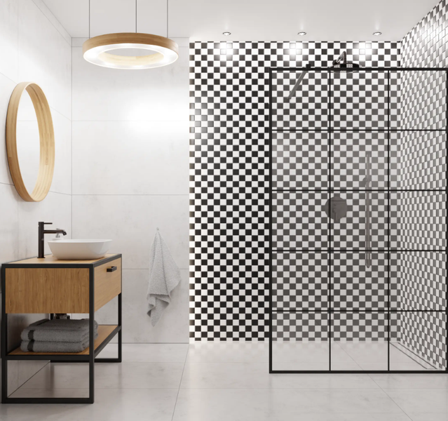 Modernes Badezimmer mit Waschtisch aus Holz, rundem Spiegel und begehbarer Dusche mit schwarz-weißem Karomuster und schwarzer Glaswand.