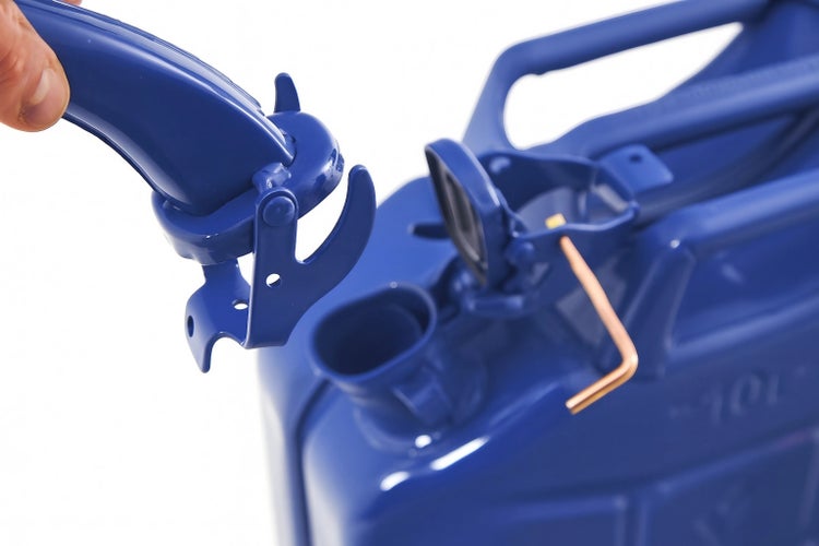 Blauer Kraftstoffkanister mit Einfüllstutzen