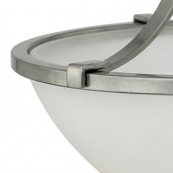 Detailaufnahme einer Deckenleuchte mit Metallelementen und einem Diffusor aus Glas