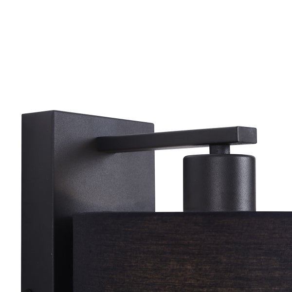 Detail einer schwarzen Wandleuchte