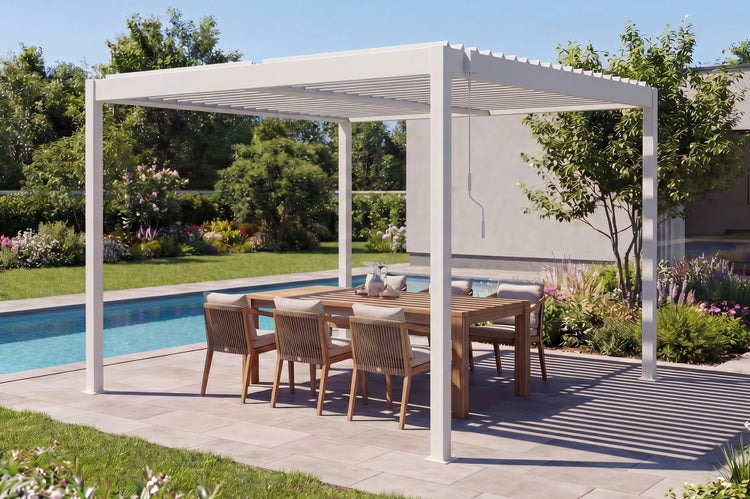 Moderne Lamellenpergola aus Metall auf einer Terrasse neben einem Pool mit Essgruppe aus Holz und Stühlen mit Kordelgeflecht.