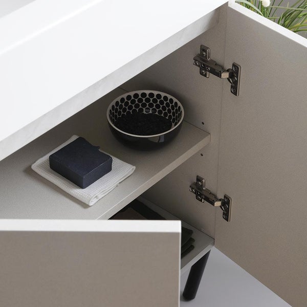 Innenansicht eines Waschtischunterschranks mit Schüssel, Seife und Handtuch