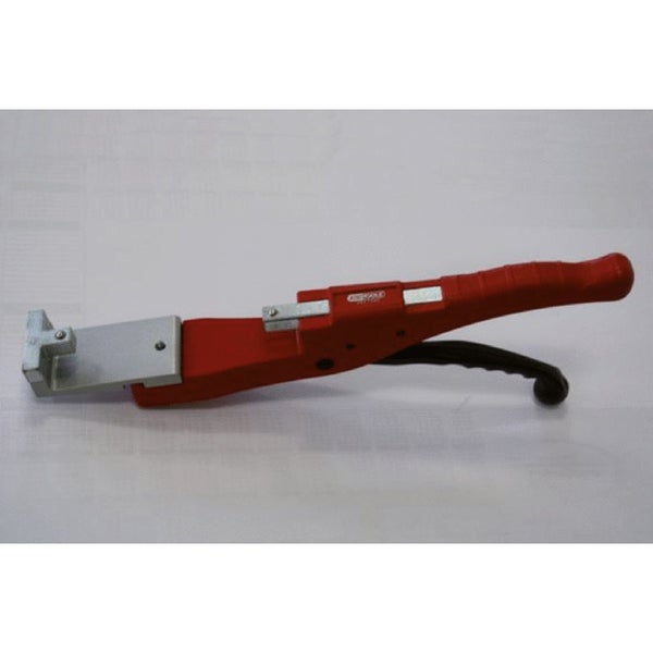 Manueller Rohrbieger beim Biegen eines Kupferrohrs im 90 Grad Winkel um eine Ecke.