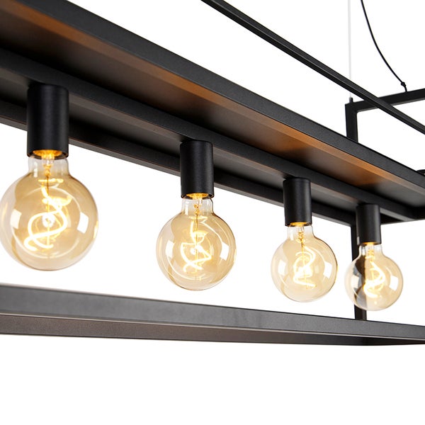 Schwarze Hängelampe mit vier Glühbirnen