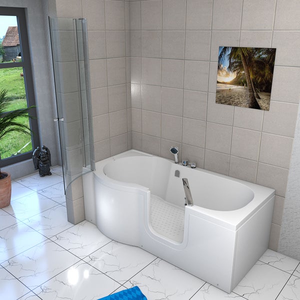 Modernes Badezimmer mit einer weißen Sitzbadewanne mit Tür und Duschaufsatz aus Glas. Verchromte Armaturen und hell geflieste Wände.