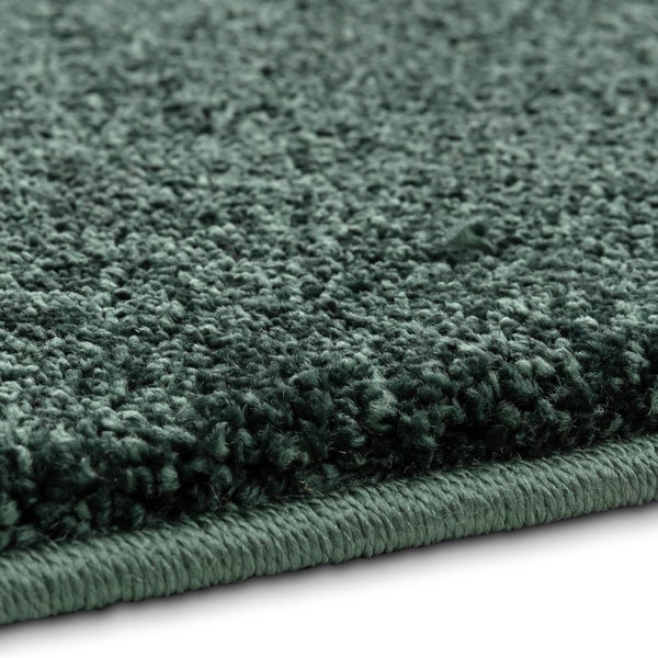Nahaufnahme eines Hochflor-Teppichs mit gekettelter Kante.