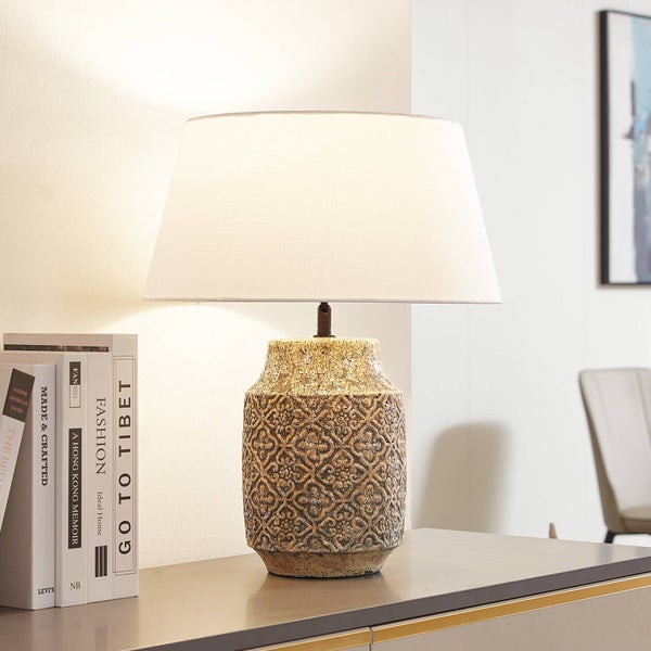 Dekorative Tischleuchte mit Lampenschirm auf einer Kommode