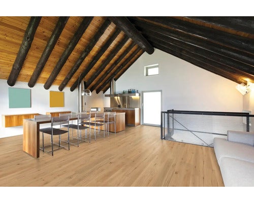 Helles Wohnzimmer mit Holzbalkendecke, Esstisch und Holzboden