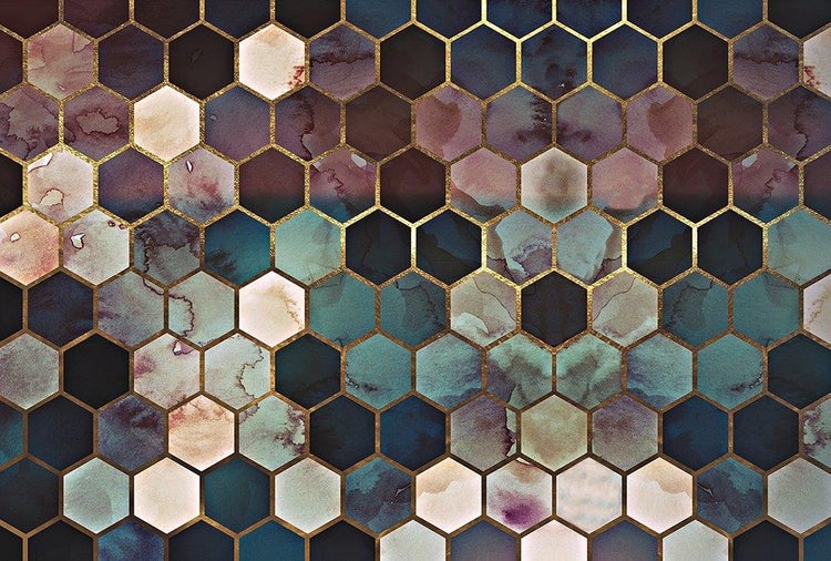Tapetenmuster mit hexagonalem Wabendesign, Aquarelleffekten und goldenen Konturen.
