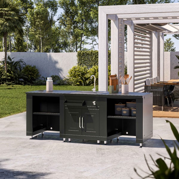 Moderne Außenküche aus Metall mit Spülbecken und Armatur auf einer Terrasse neben einer Pergola in einem hellen, organisierten Garten.