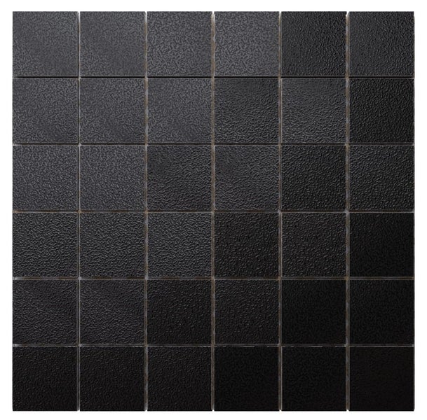 Quadratische Mosaikfliesen in Schwarz mit strukturierter, rutschhemmender Oberfläche.