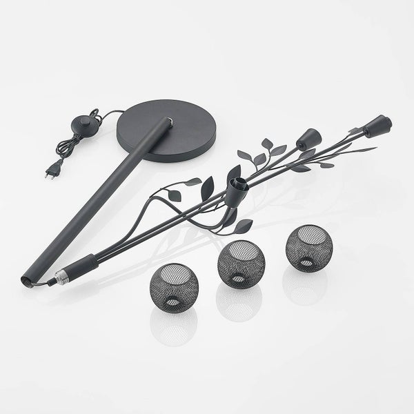 Schwarze Stehlampe mit drei Leuchten im Blätterdesign und dekorativen Lampenschirmen aus Metallgitter.