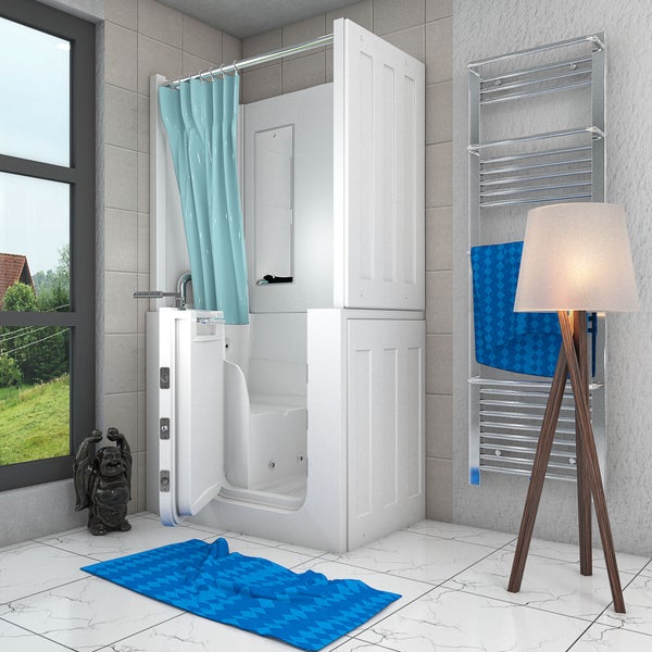 Helles, modernes Badezimmer mit weißer Sitzbadewanne mit Einstiegstür, blauem Duschvorhang, Handtuchheizkörper und Stehlampe auf Fliesenboden.