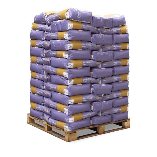 Miscanthus-Pellets auf einer Holzpalette, 15 Kilogramm pro Sack.