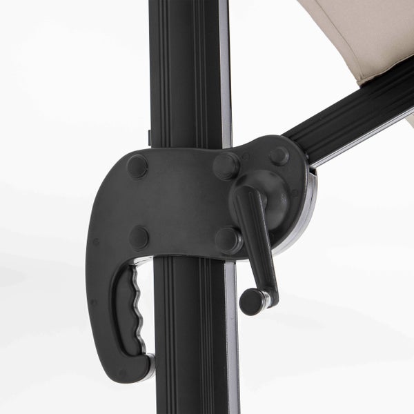 Detailaufnahme des Verstellgriffs und der Kurbel am Mast eines Ampelschirms.