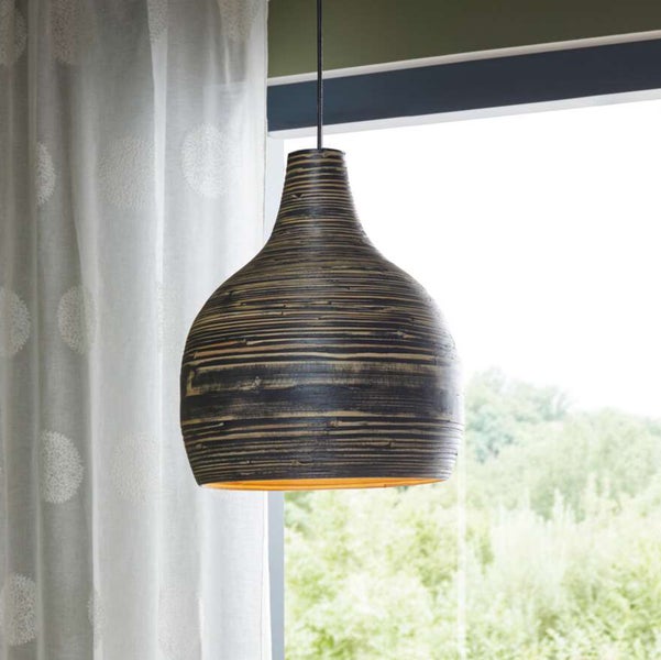Hängelampe aus Holz vor Fenster