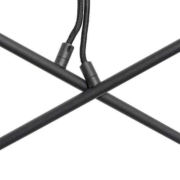 Detailaufnahme einer schwarzen Pendelleuchte mit geometrischem Design