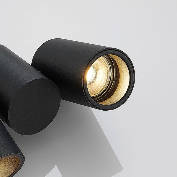 Mehrere schwarze Strahler mit goldfarbenen Innenflächen