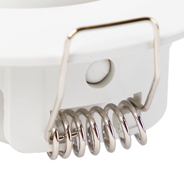 Nahaufnahme der Metall-Haltefeder eines Einbaustrahlers für die Montage.