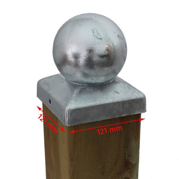 Feuerverzinkte Pfostenkappe mit Kugel aus Metall für Holzpfosten mit 121 Millimeter Breite.
