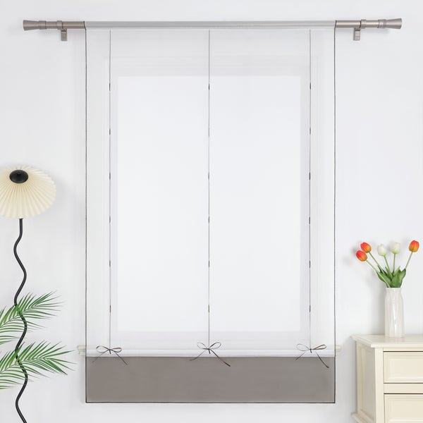 Dekoratives Fenster mit Gardinenstore und Zubehör