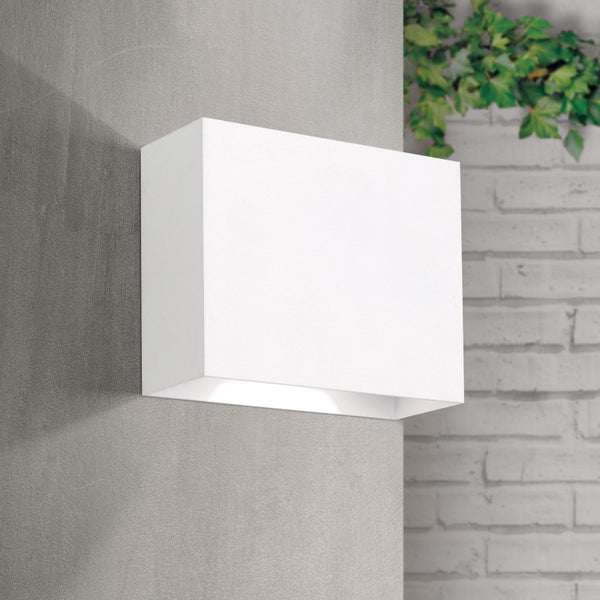 Rechteckige Außenwandleuchte mit Lichtaustritt nach unten, montiert an einer Hausecke im modernen Stil.