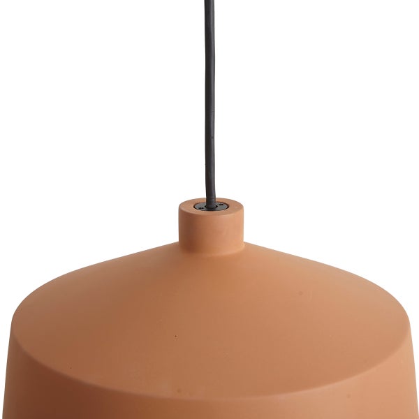 Moderne Pendelleuchte aus Terrakotta mit Lampenschirm in Glockenform und schwarzem Kabel zur Deckenmontage