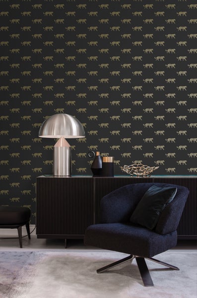 Dekorative Wohnszene mit gemusterter Tapete, Lampe und Sessel