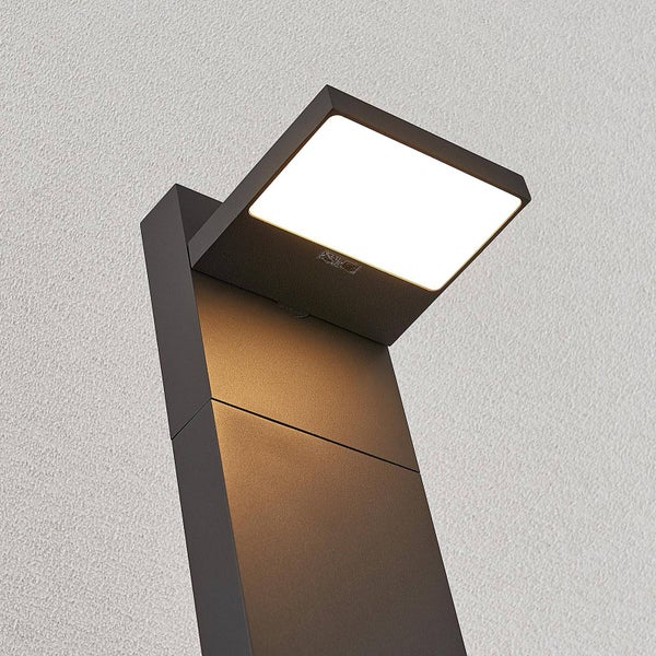 Moderne rechteckige Außenwandleuchte aus dunkelgrauem Metall mit integriertem LED-Panel, das warmweißes Licht abstrahlt.