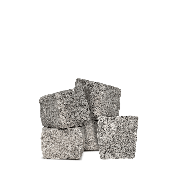 Granitpflastersteine aus grauem Naturstein mit bruchrauer Oberfläche für Wege und Gartengestaltung.