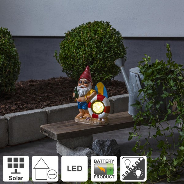 Dekorative Solarleuchte Gartenzwerg mit LED auf einer Holzbank