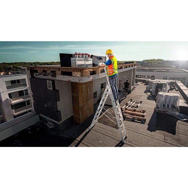 Handwerker auf einer Leiter bei Dacharbeiten an einem Gebäude.