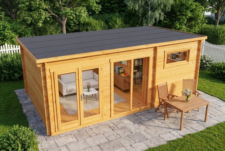 Modernes Gartenhaus aus Holz mit Pultdach, großen Glastüren und Fenstern auf einer Steinterrasse in einem hellen, grünen Garten.