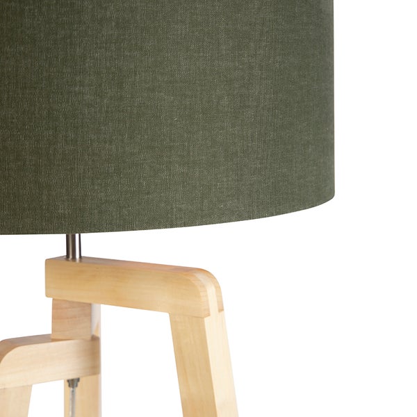 Detail einer Stehlampe mit Lampenschirm und Holzfuß